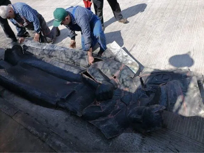 У Львові розпочали демонтаж барельєфів Монументу слави: фото У Львові розпочали демонтаж барельєфів Монументу слави: фото