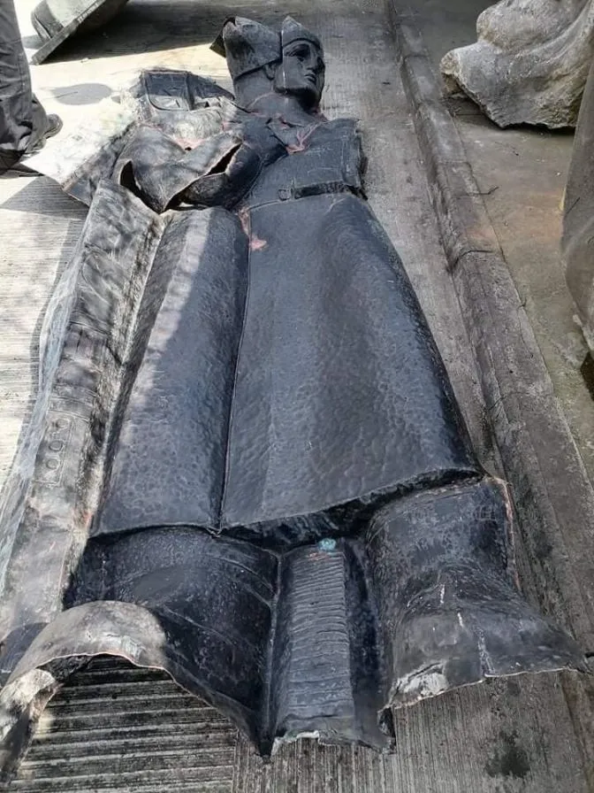 У Львові розпочали демонтаж барельєфів Монументу слави: фото У Львові розпочали демонтаж барельєфів Монументу слави: фото