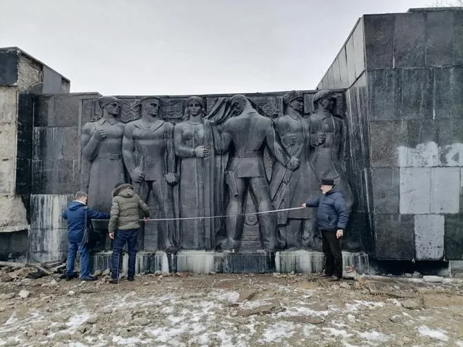 У Львові розпочали демонтаж барельєфів Монументу слави: фото
