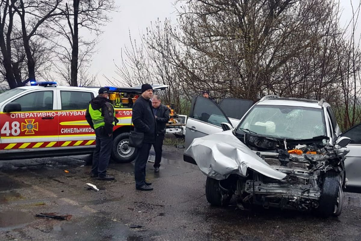 ДТП під Дніпром: водій загинув, 5 людей доправили в лікарню – фото