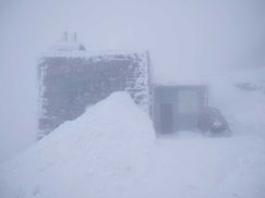 Зима не отступает: в Карпатах продолжает бушевать непогода – фото и відео