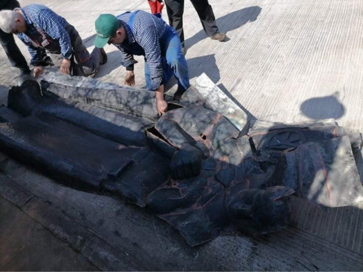 Во Львове начали демонтаж барельефов Монумента славы: фото Во Львове начали демонтаж барельефов Монумента славы: фото