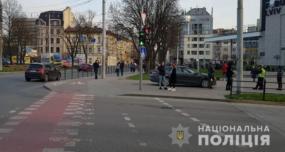 На шаленій швидкості вилетів на тротуар: біля ТЦ Forum Lviv водій Ford збив жінку – фото і відео