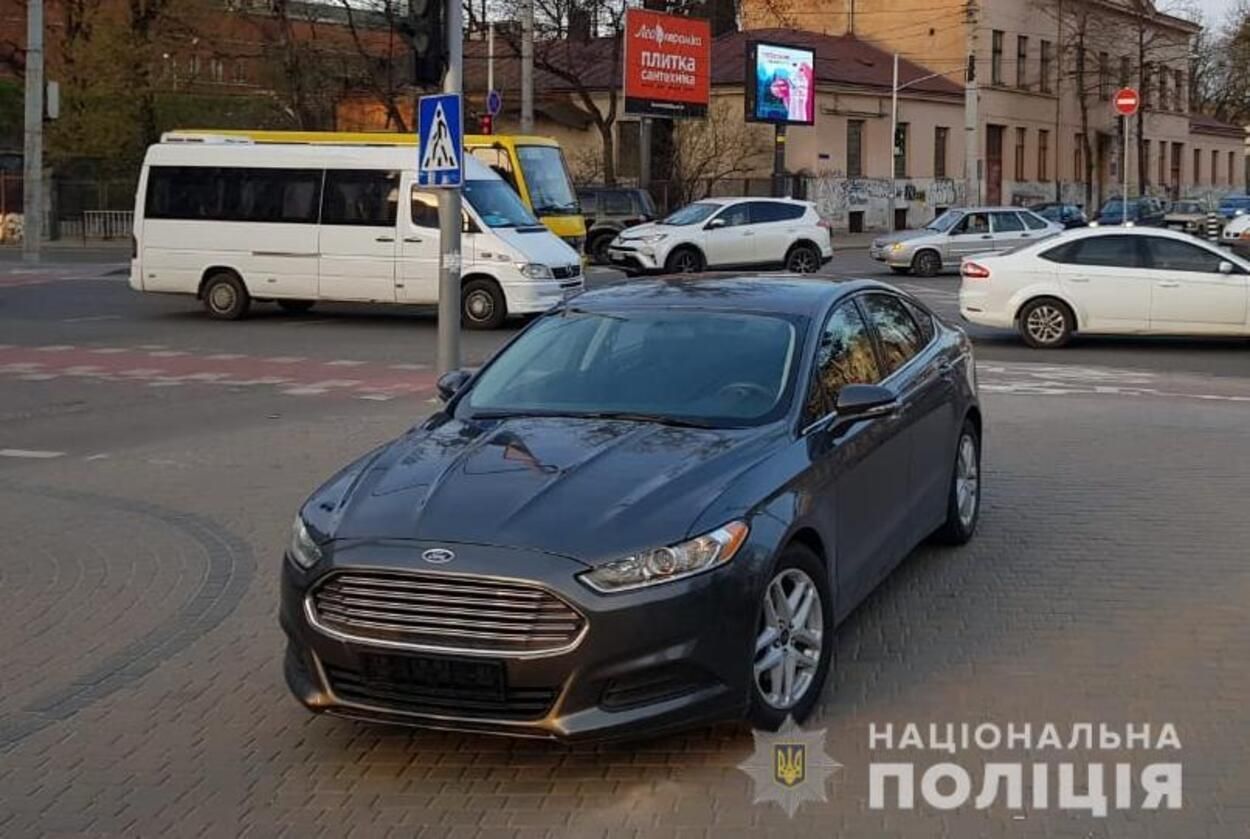 На бешеной скорости вылетел на тротуар: возле ТЦ Forum Lviv водитель Ford сбил женщину - фото и видео 