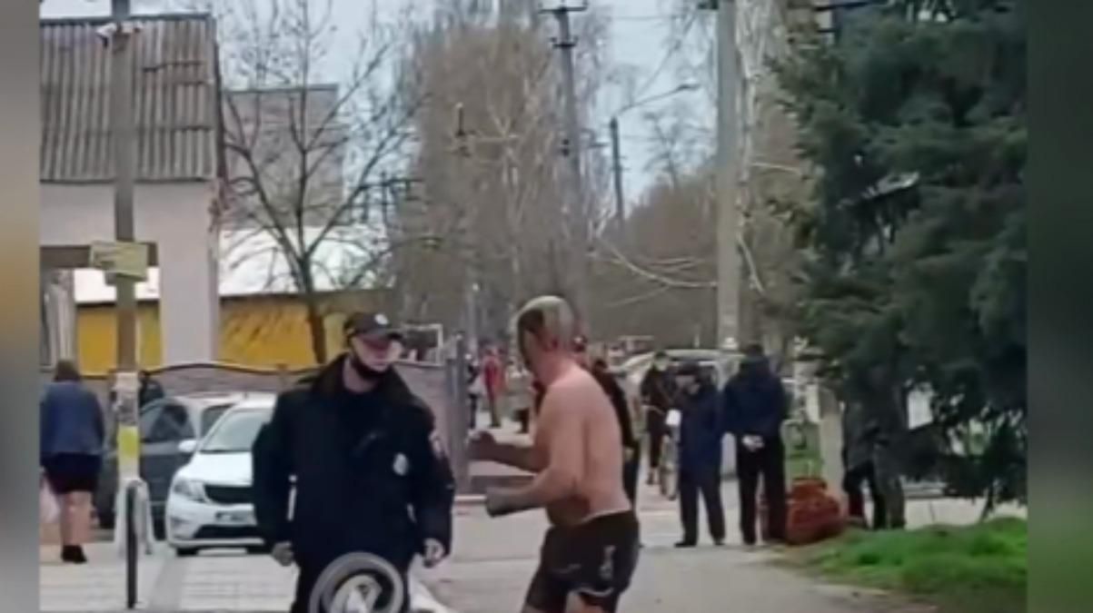 На Запоріжжі напівголий чоловік напав на поліцейських: відео 