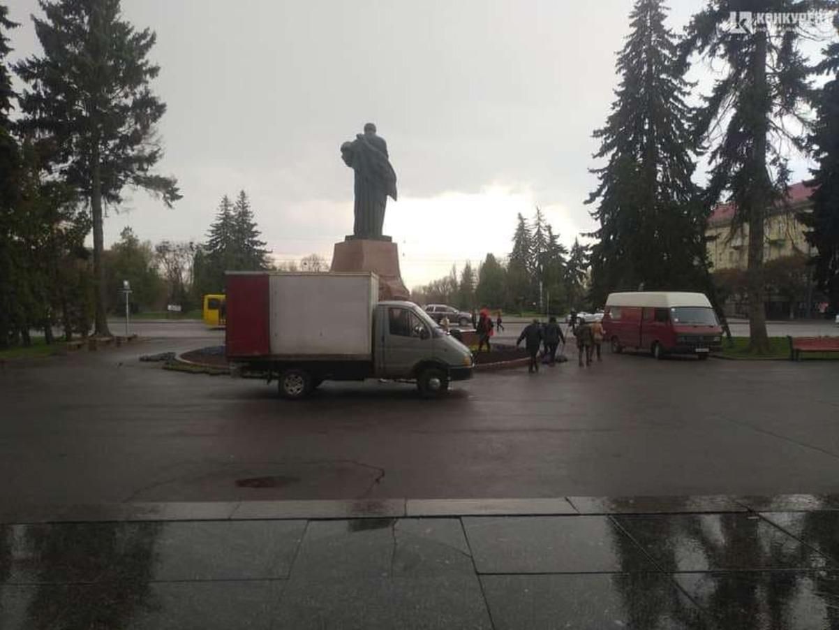 В центре Луцка до приезда Разумкова срочно сажали цветы: фото В центре Луцка до приезда Разумкова срочно сажали цветы: фото