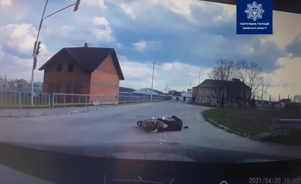 У Львова пьяный скутерист упал прямо во время движения: патрульные дотащили его домой - видео