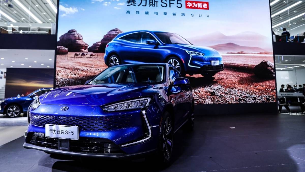 В магазинах Huawei стартуют продажи нового электромобиля Seres SF5