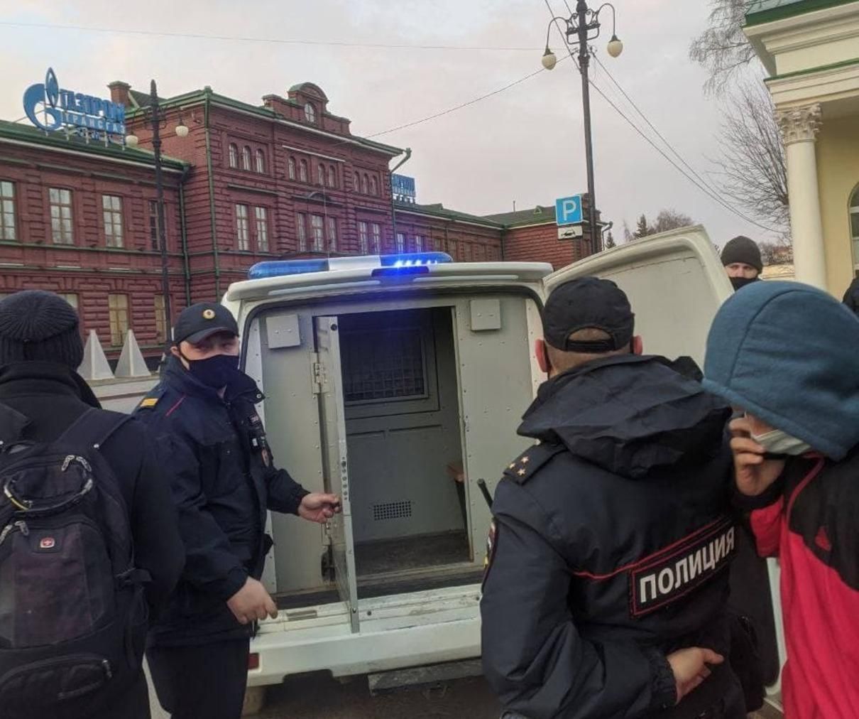 В России на митингах за Навального задержали 200 человек: фото, видео