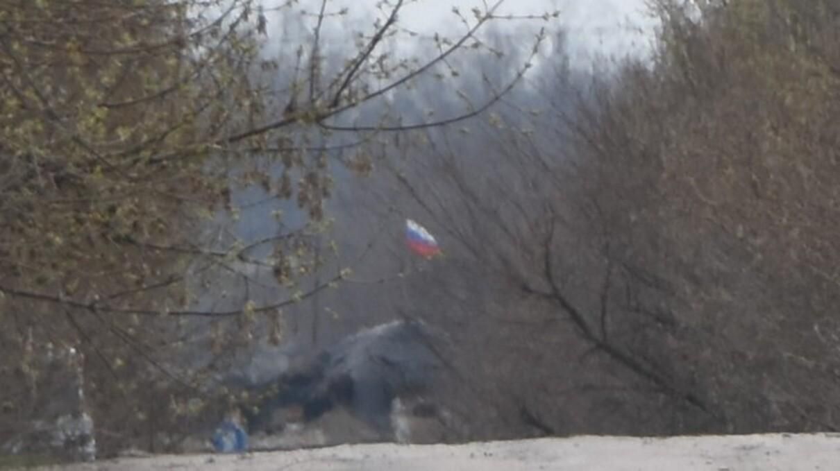 Боевики демонстративно установили флаг России на передовой: фото