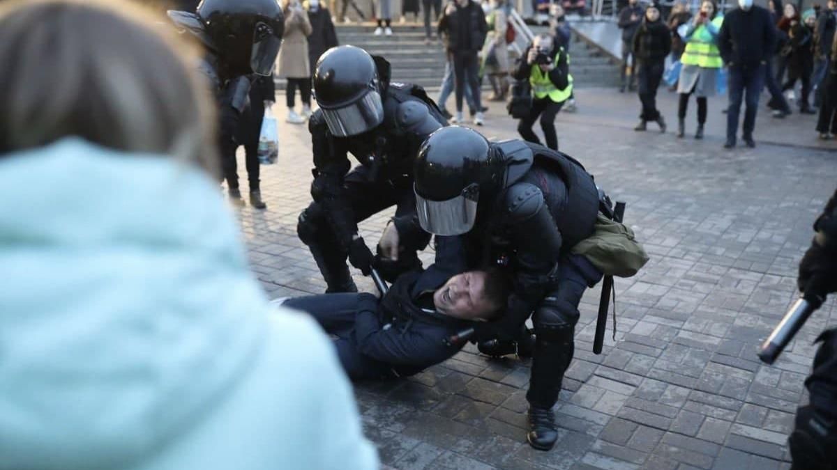 В России жестоко задерживают людей на митингах за Навального: видео
