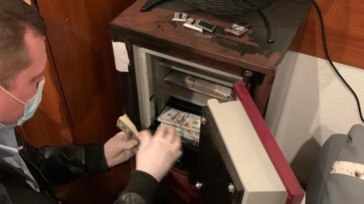 Считали пачки денег: показали видео обысков у брата Вовка Считали пачки денег: показали видео обысков у брата Вовка