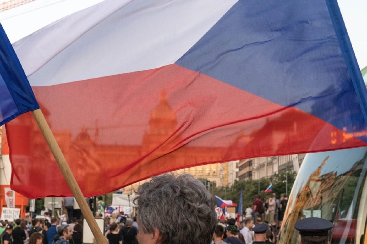 Сенат Чехии предлагает оставить одного российского дипломата в стране