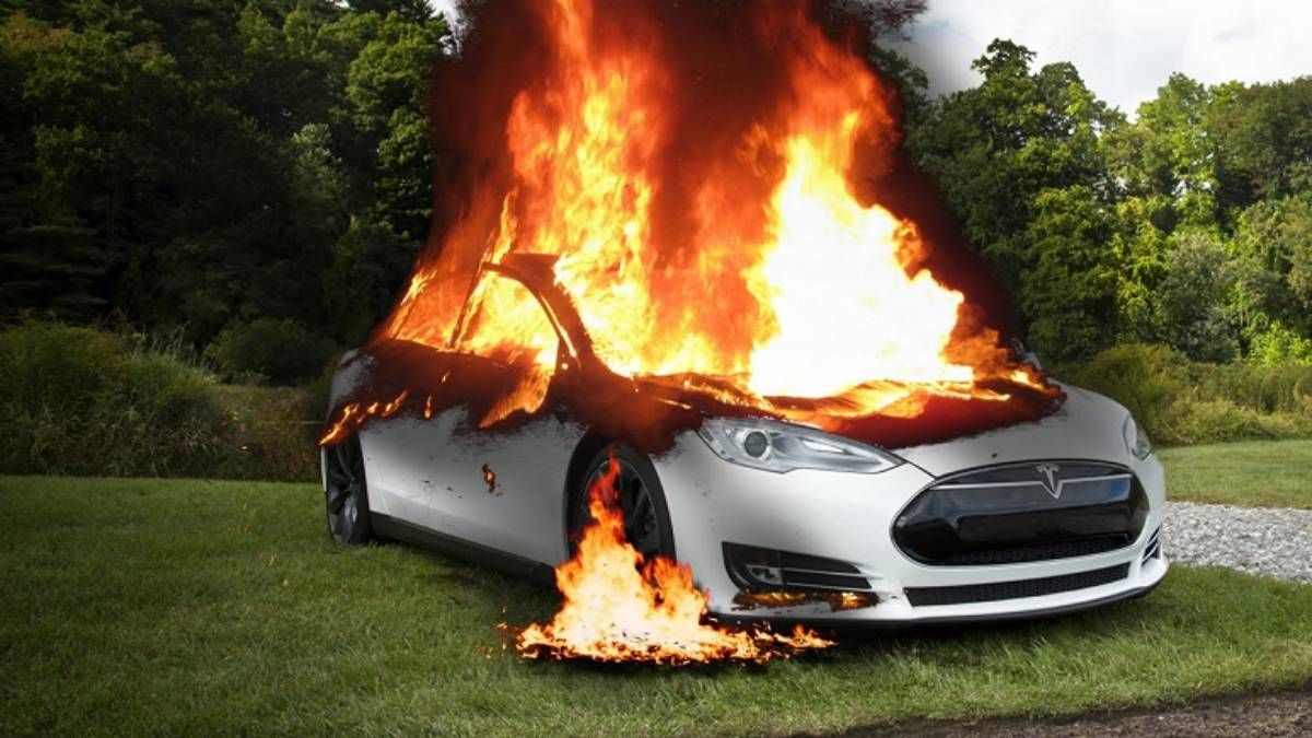 Tesla згоріла разом з водієм – китайські ЗМІ опублікували фото