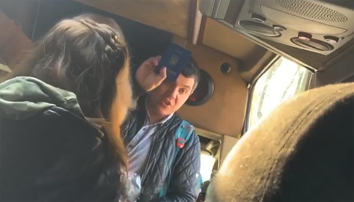 В маршрутке в Днепре не хотели везти ребенка по удостоверению - видео В маршрутке в Днепре не хотели везти ребенка по удостоверению - видео