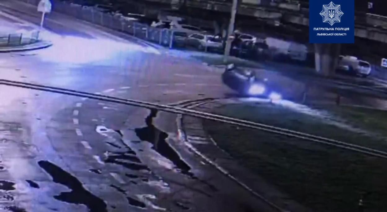 Їхав за пивом: у Львові п'яний водій Mercedes перекинув своє авто – відео