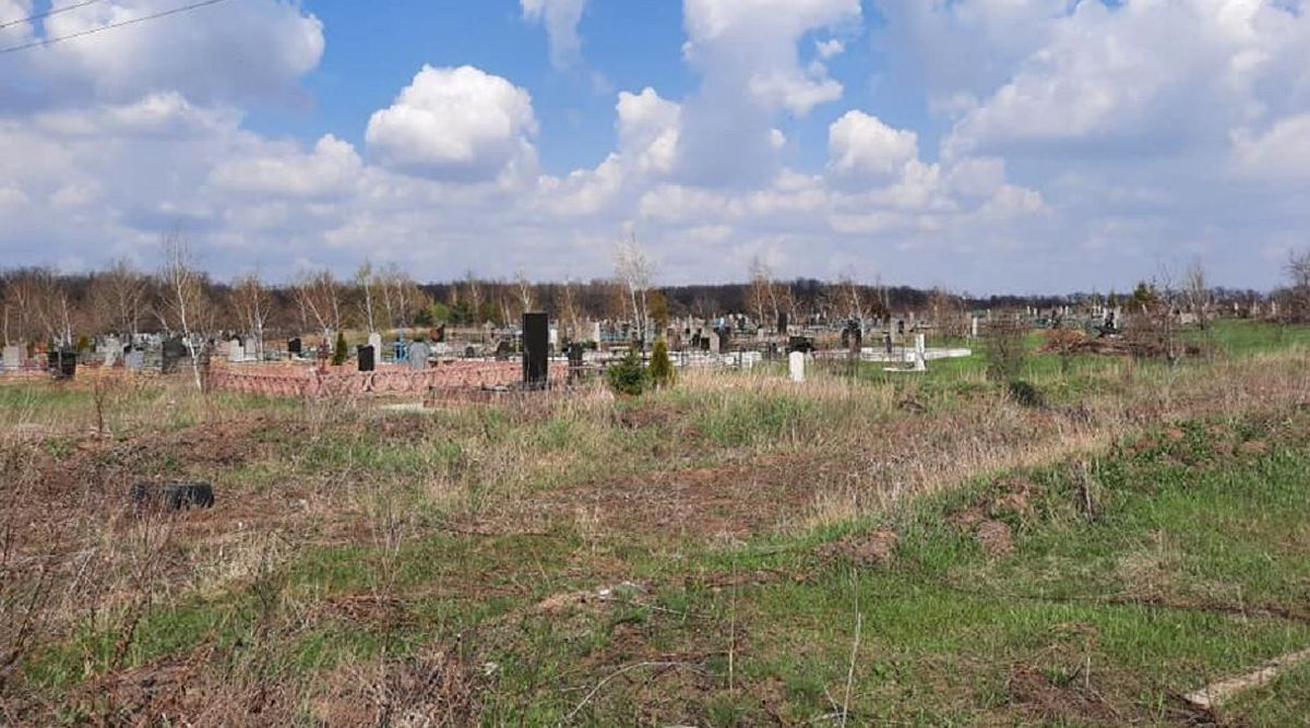 Оккупанты на Донбассе цинично обстреляли кладбище Оккупанты на Донбассе цинично обстреляли кладбище