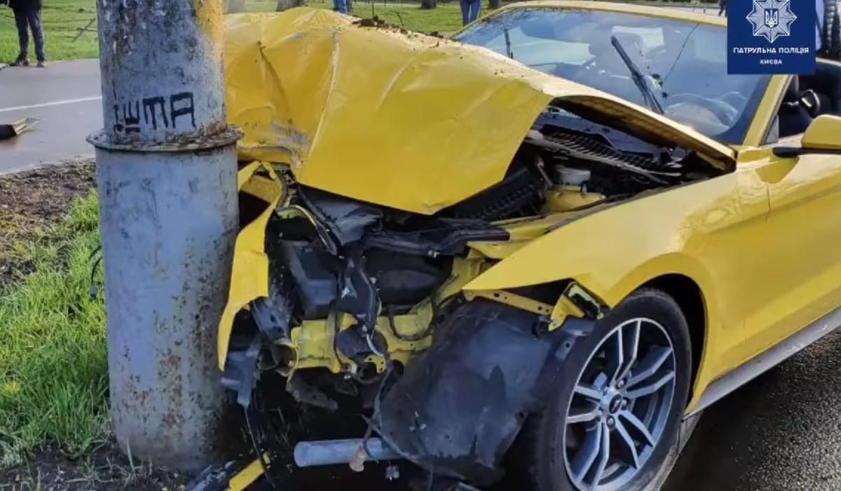У Києві водій розбив прокатний Ford Mustang У Києві водій розбив прокатний Ford Mustang