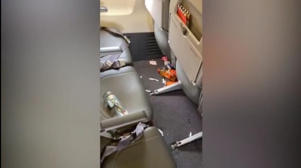 Пассажиры, путешествующие из Харькова в Египет, превратили салон самолета в помойку Пассажиры, путешествующие из Харькова в Египет, превратили салон самолета в помойку