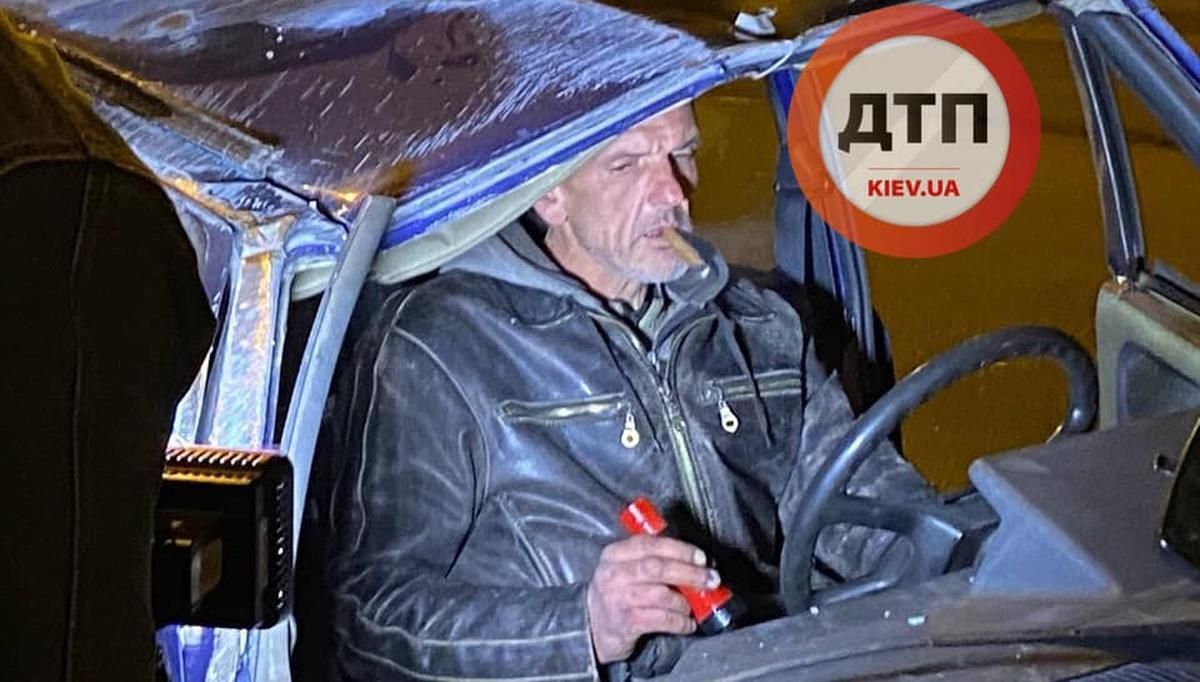 У Києві вщент п'яні чоловіки потрапили в аварію з перекиданням