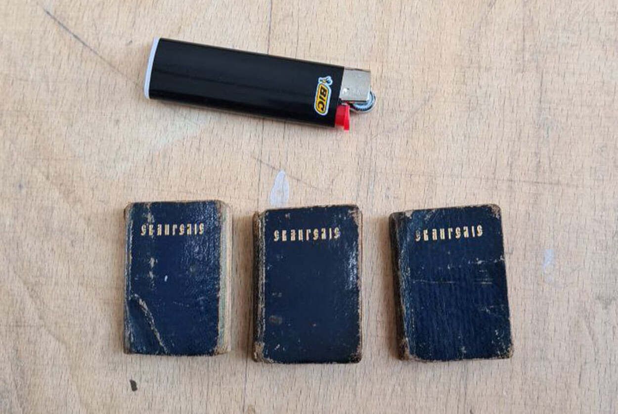 Книги завбільшки з сірникову коробку: митники вилучили давні Євангелія – фото Книги завбільшки з сірникову коробку: митники вилучили давні Євангелія – фото