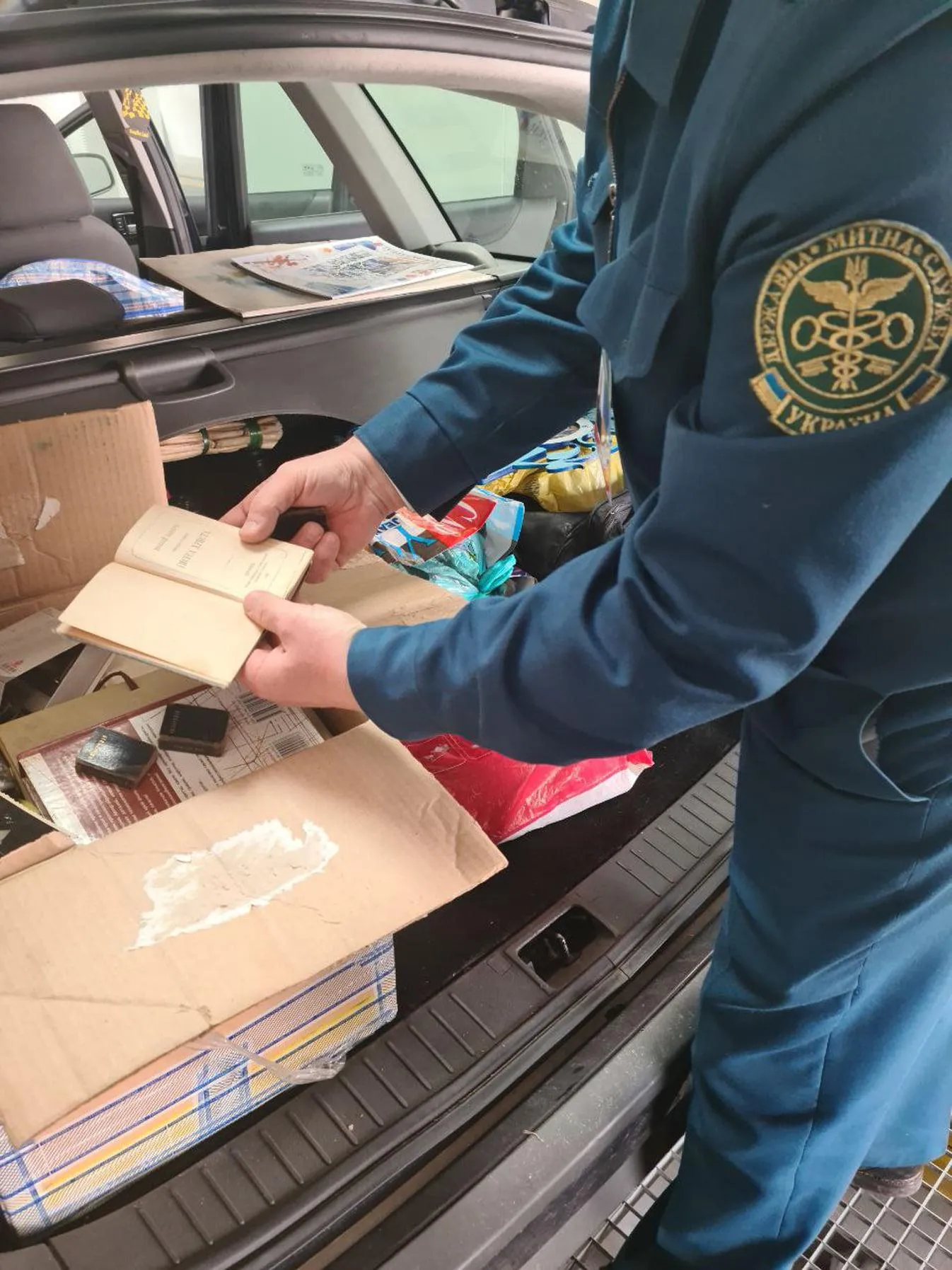 Книги завбільшки з сірникову коробку: митники вилучили давні Євангелія – фото Книги завбільшки з сірникову коробку: митники вилучили давні Євангелія – фото