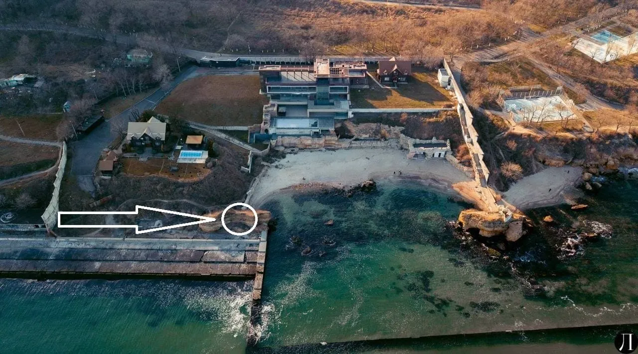 Тут розташована скеля Тут розташована скеля