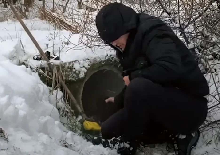 Малышей едва достали из трубы