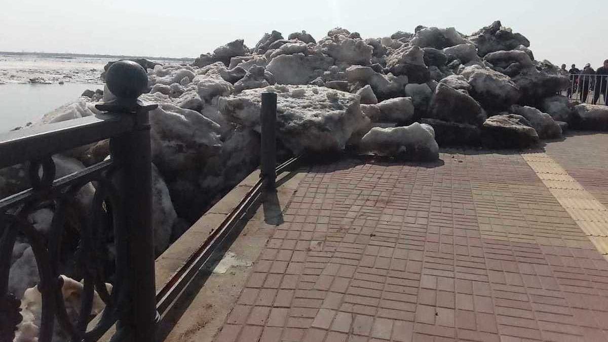 В России ледоход на Амуре повредил набережную: впечатляющее видео В России ледоход на Амуре повредил набережную: впечатляющее видео