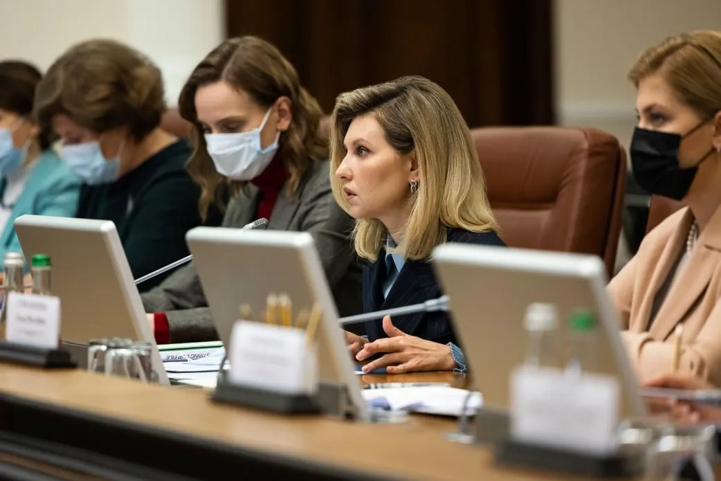 Олена Зеленська у смугастому костюмі Олена Зеленська у смугастому костюмі