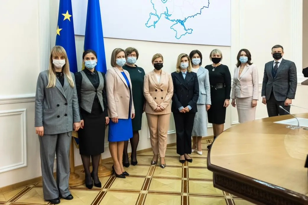 Олена Зеленська у смугастому костюмі Олена Зеленська у смугастому костюмі