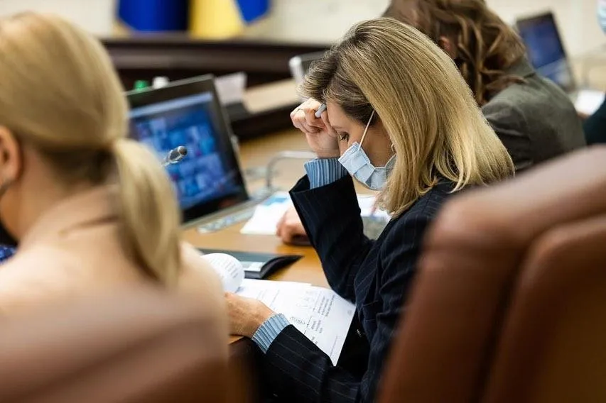 Олена Зеленська у смугастому костюмі Олена Зеленська у смугастому костюмі