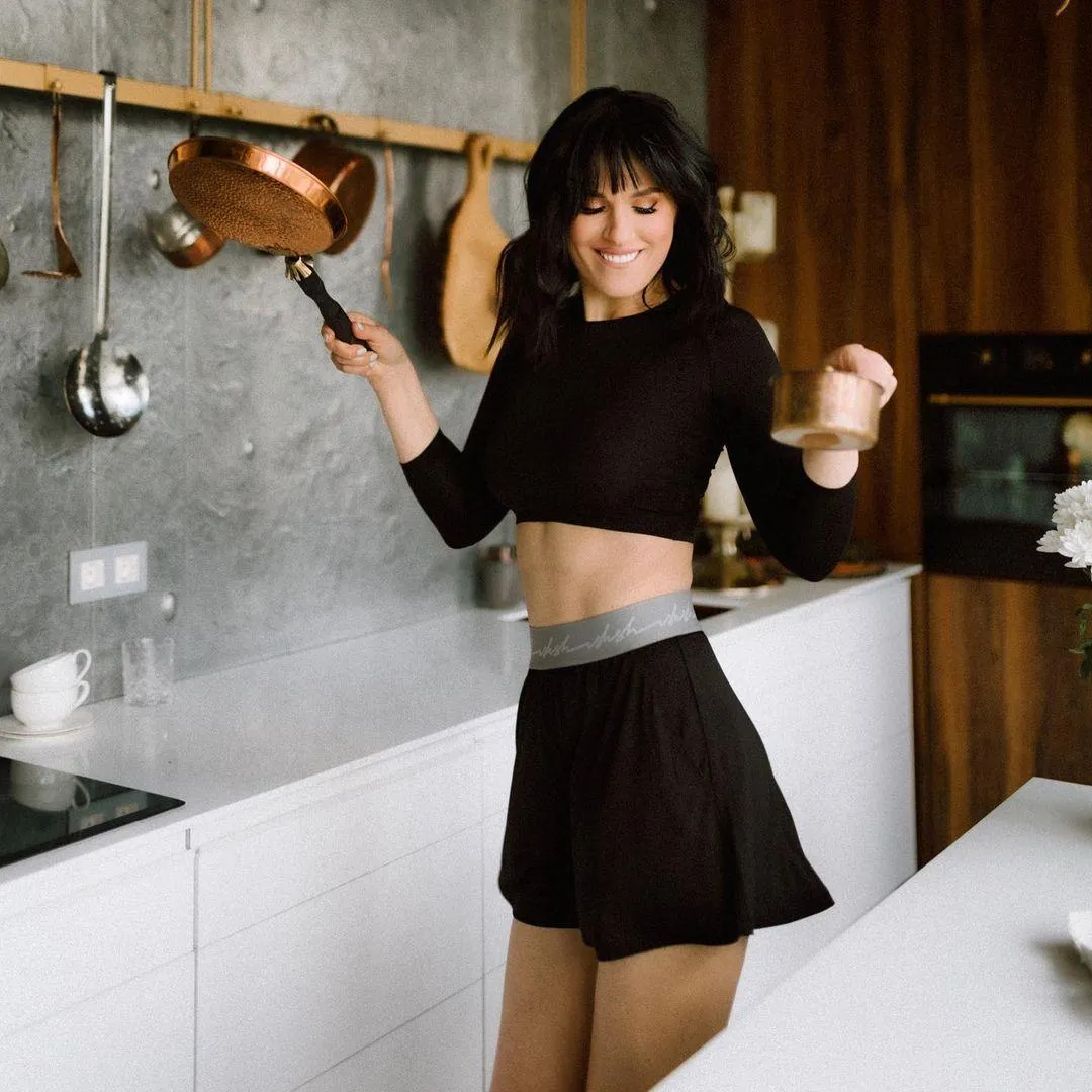 Маша Єфросиніна в коротких шортах і топі Маша Єфросиніна в коротких шортах і топі