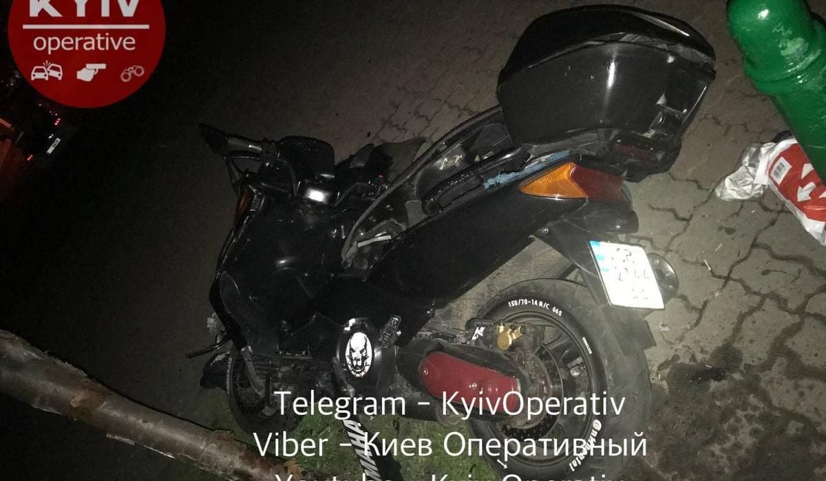 В Киеве водитель мопеда убегал от полиции, но развалился о столб