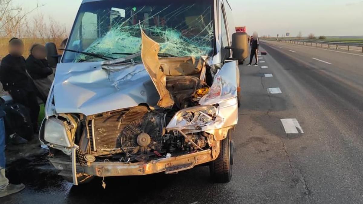 В Одесской области маршрутка на ходу въехала в фуру: 5 пострадало В Одесской области маршрутка на ходу въехала в фуру: 5 пострадало