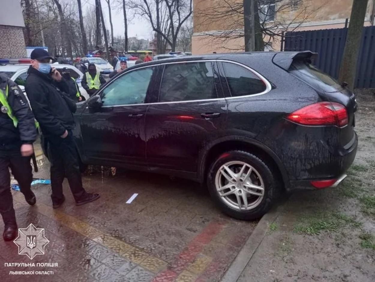 Во Львове пьяный водитель Porsche Cayenne разбил 3 машины и помочился на полицейское авто: видео 
