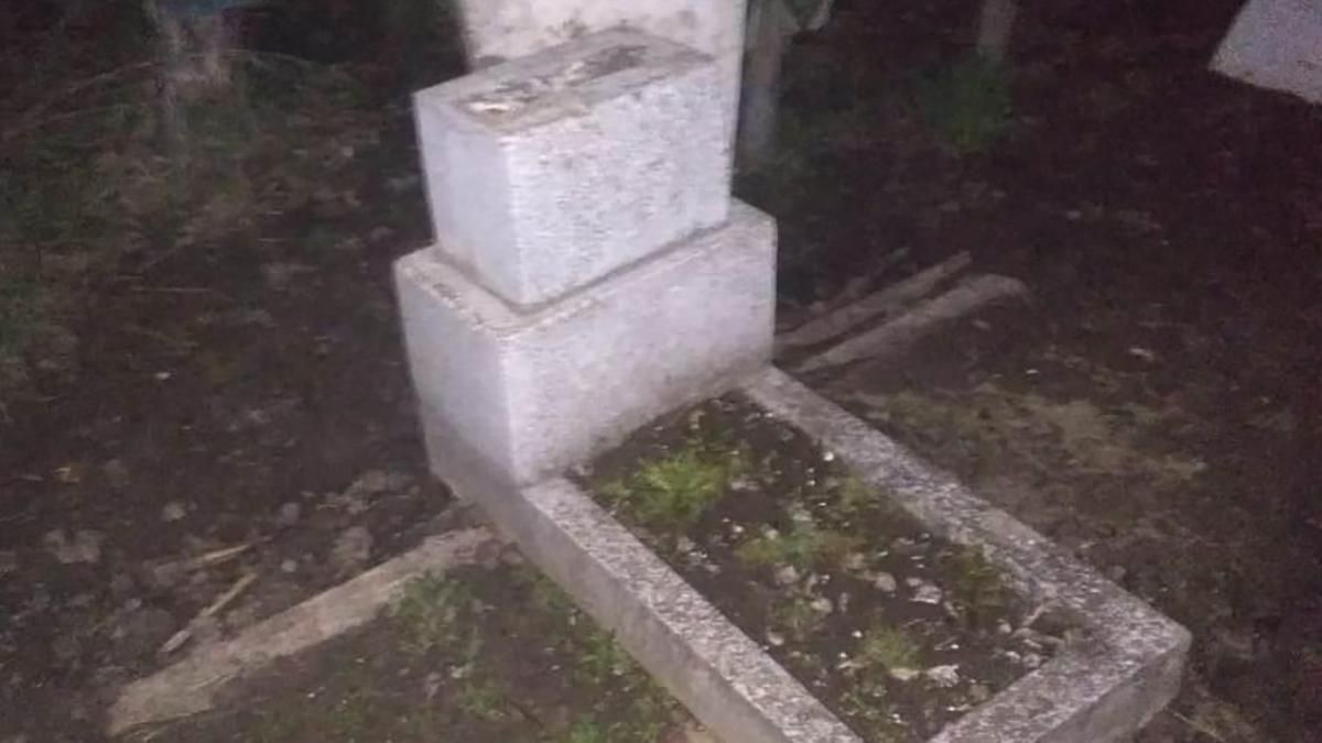 На Одещині мама та син напідпитку пограбували могилу – фото