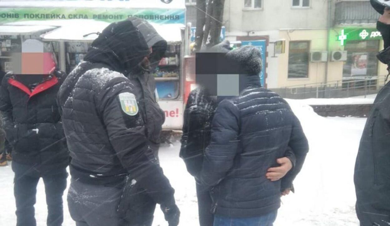 В одного – ніж, а в іншого – дошка: у львівському дворі побились чоловіки – відео 18+ В одного – ніж, а в іншого – дошка: у львівському дворі побились чоловіки – відео 18+