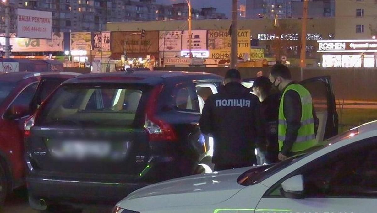 У Києві чоловік захопив авто з жінкою та її донькою У Києві чоловік захопив авто з жінкою та її донькою