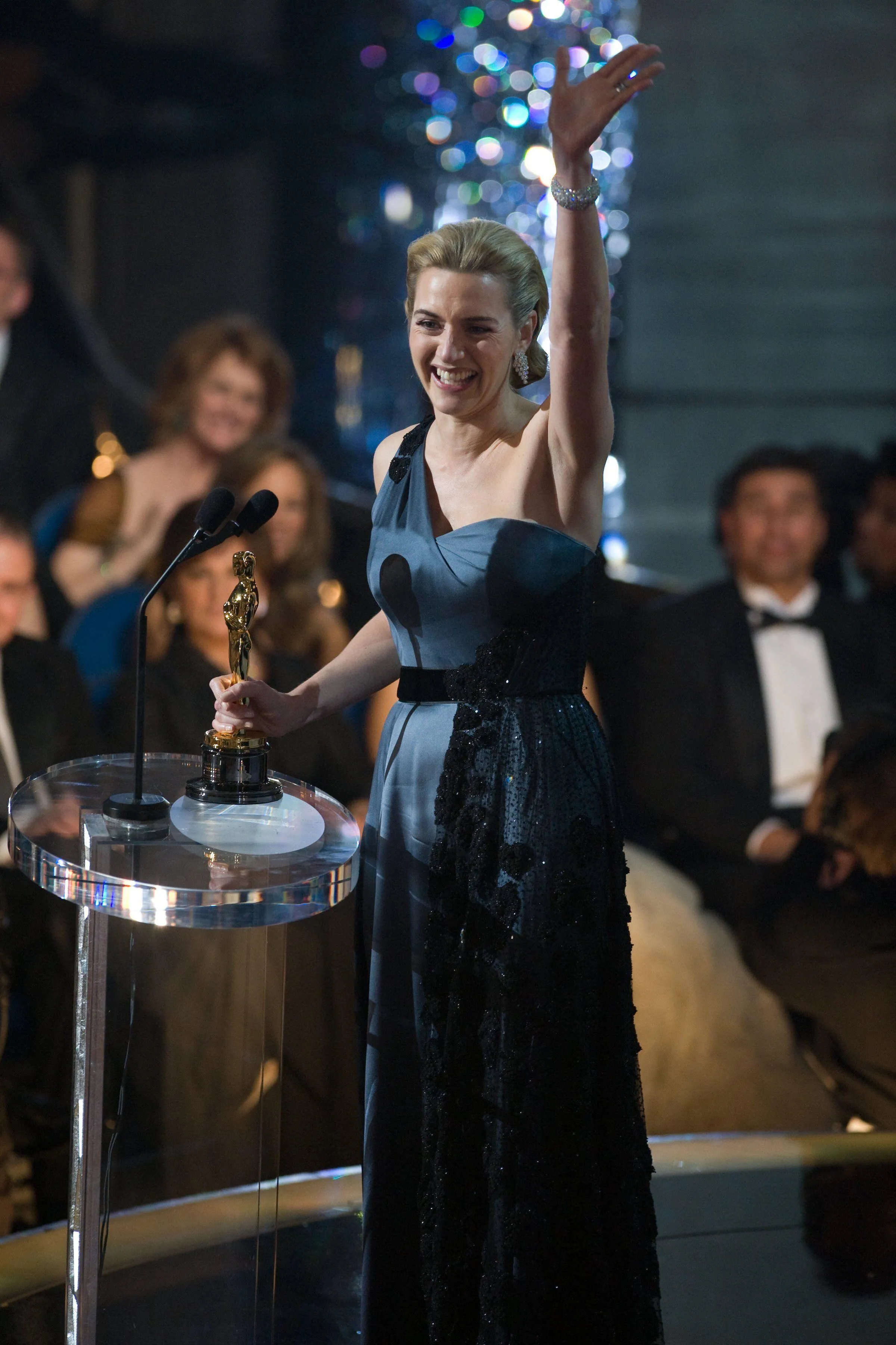 Кейт Уинслет держит Оскар в туалете 