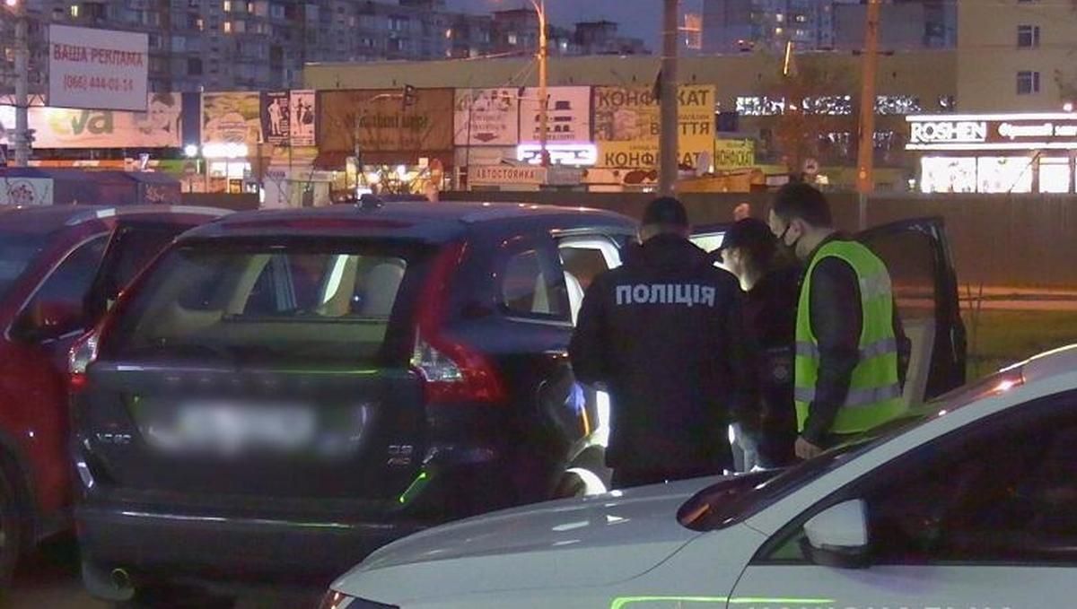 В Киеве мужчина захватил авто с женщиной и ее дочерью
