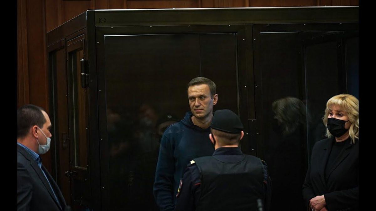 Навальный заявил, что прекращает голодовку Навальный заявил, что прекращает голодовку
