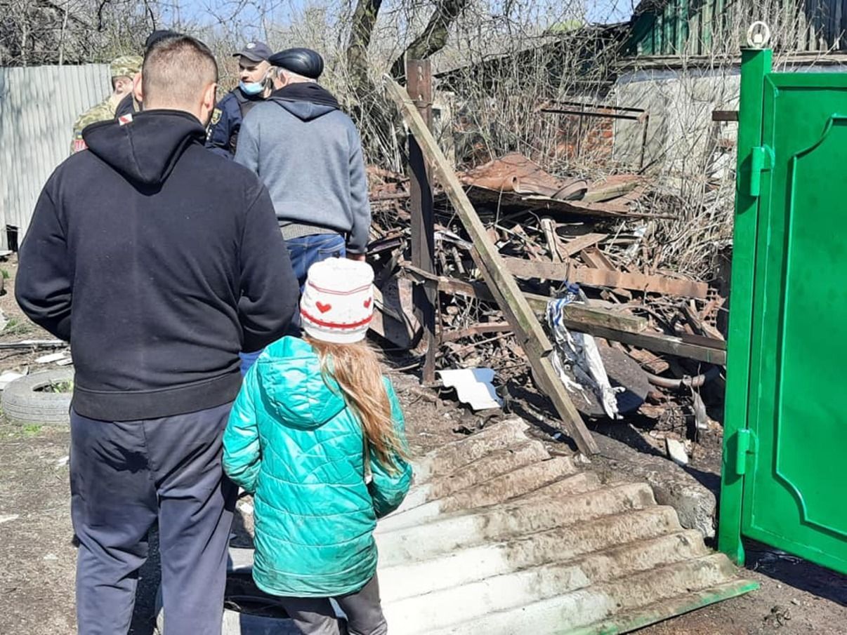 Окупанти влучили снарядом у подвір'я з трьома дітьми: фото