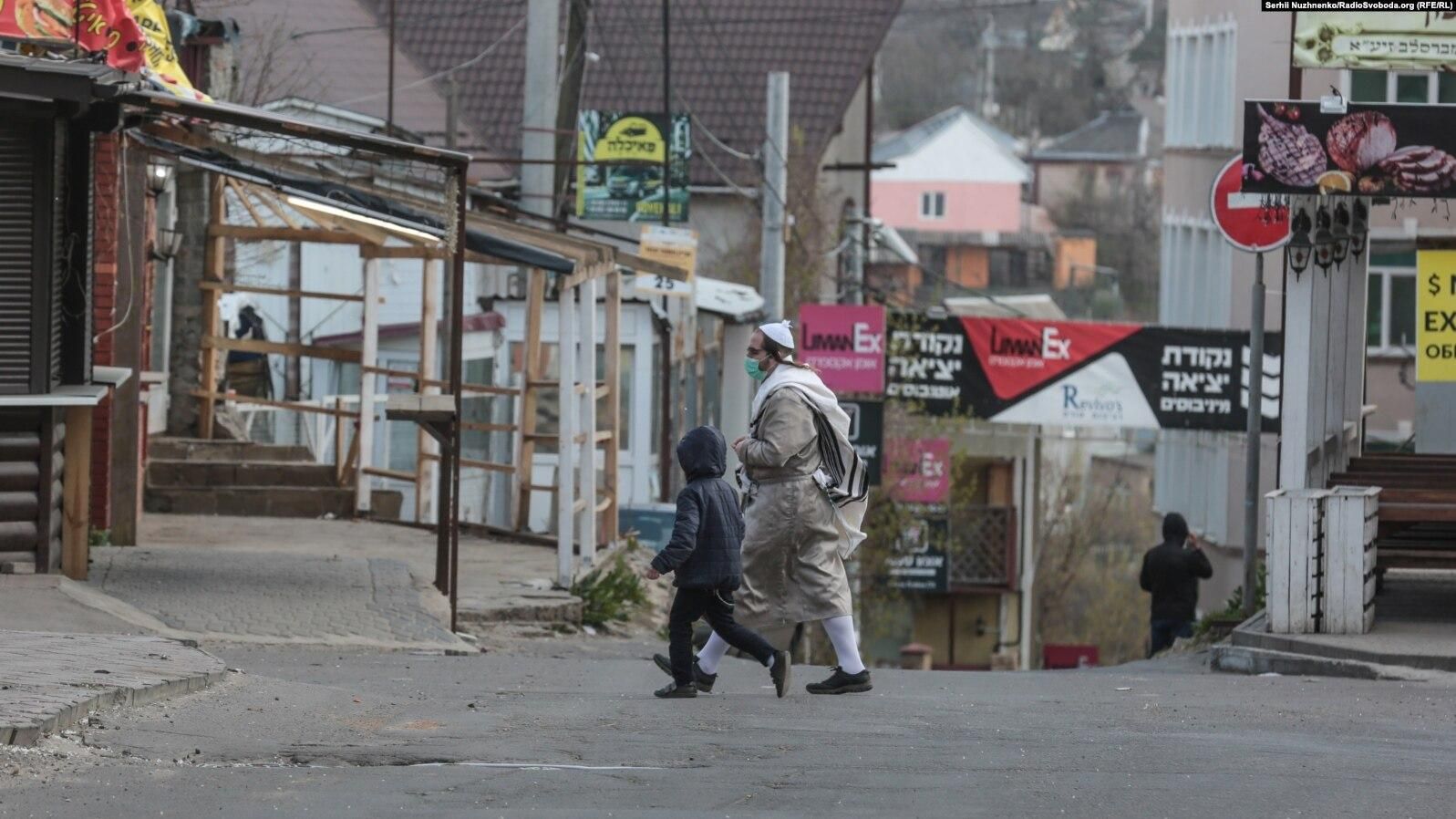 В Умани подростки бросали в хасидов камни и кирпичи: видео В Умани подростки бросали в хасидов камни и кирпичи: видео