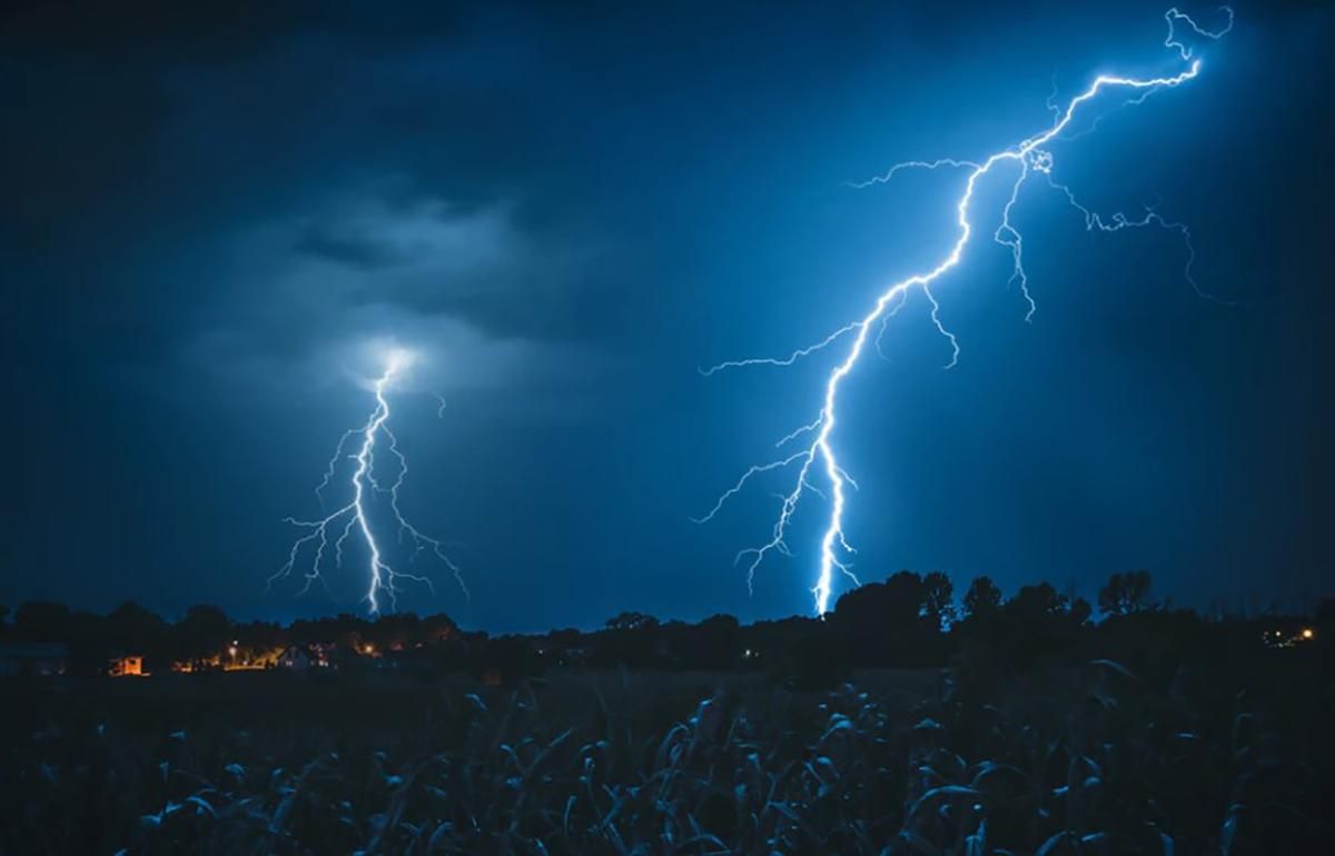 Молния на Ровенщине попала в двух человек на телеге Молния на Ровенщине попала в двух человек на телеге