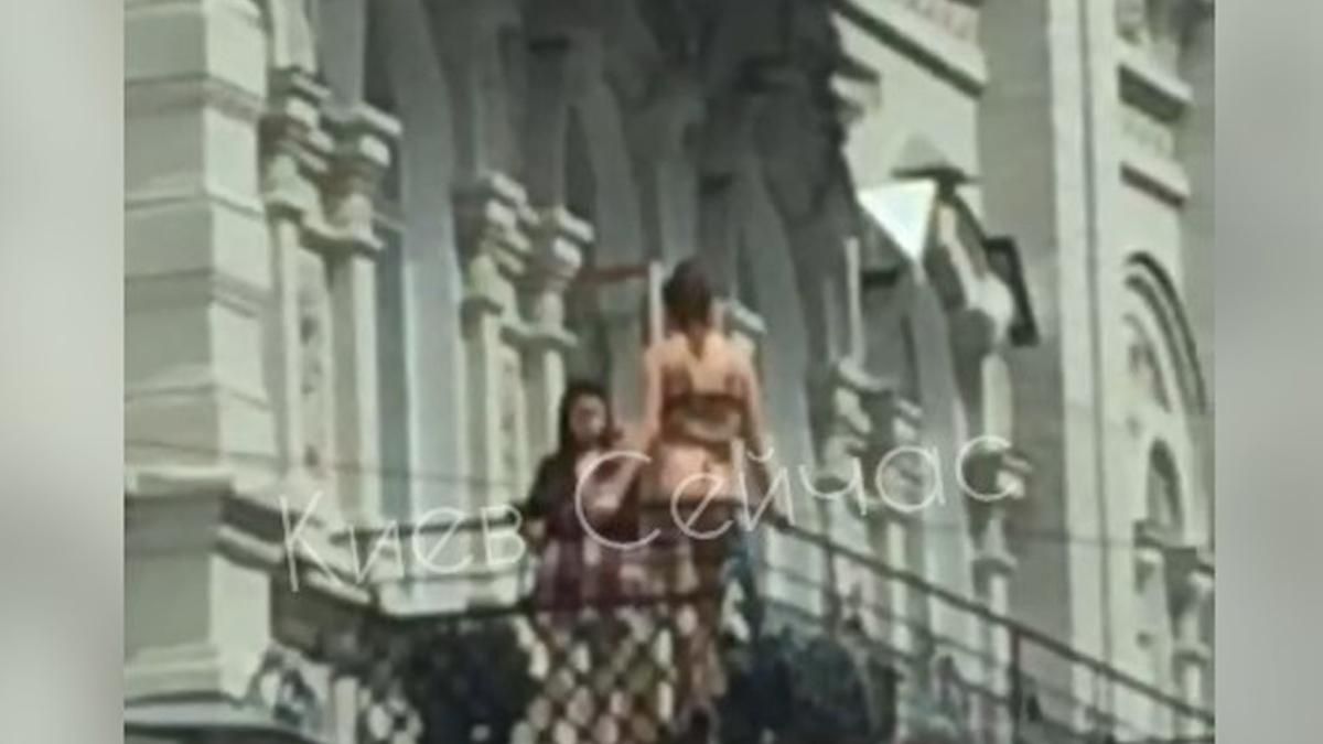 Опять голые на балконе: в Киеве девушки устроили фотосессию - видео 