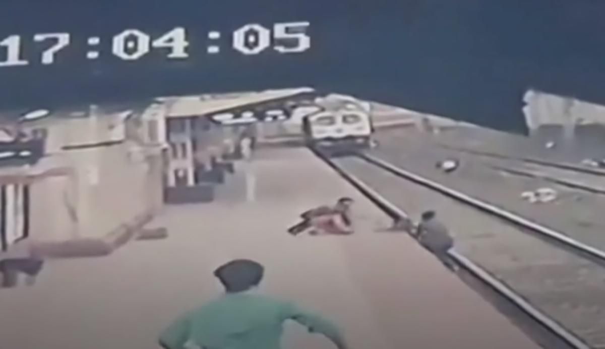 В Индии мужчина спас ребенка из-под поезда в последний момент: видео