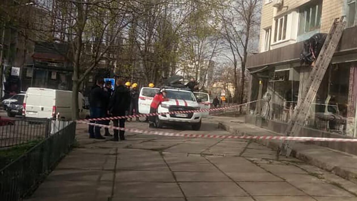 В Киеве на Соломенке мужчина выпрыгнул с 8 этажа и погиб 