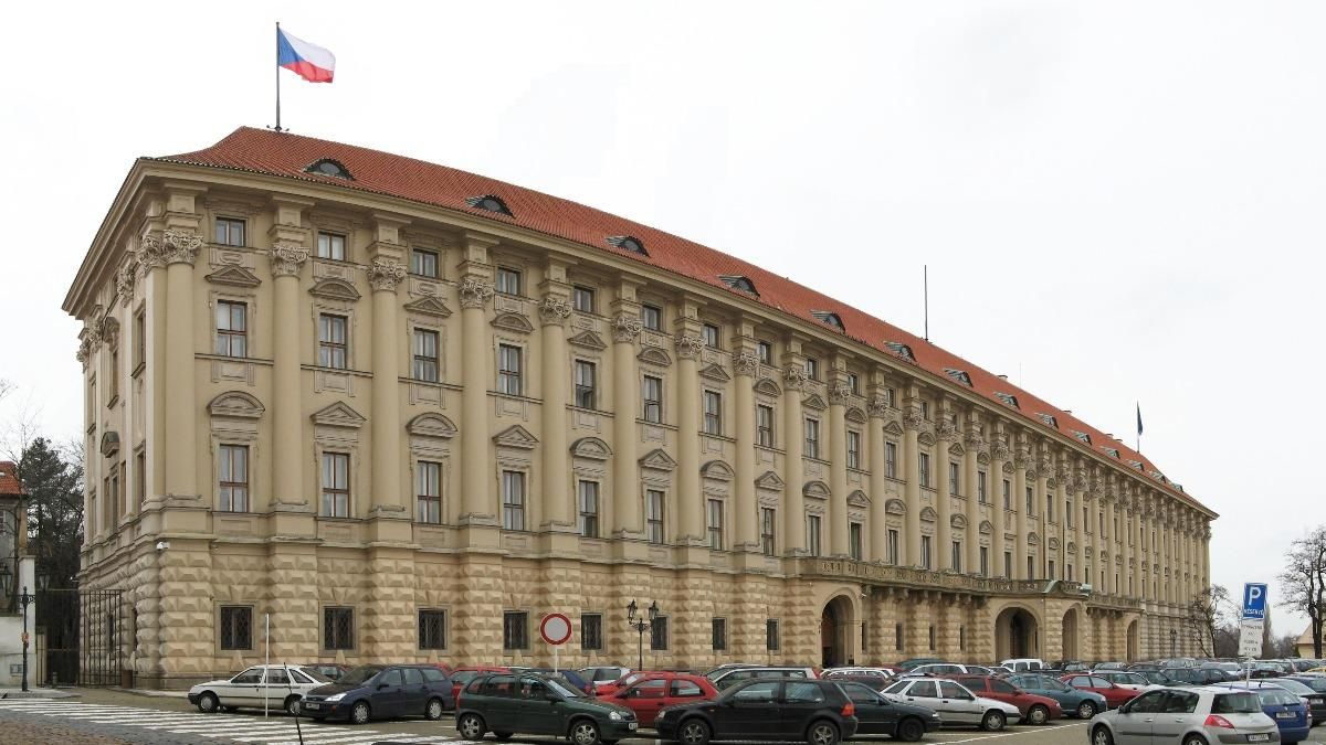 Чехія та Росія залишать у посольствах лише по 7 дипломатів