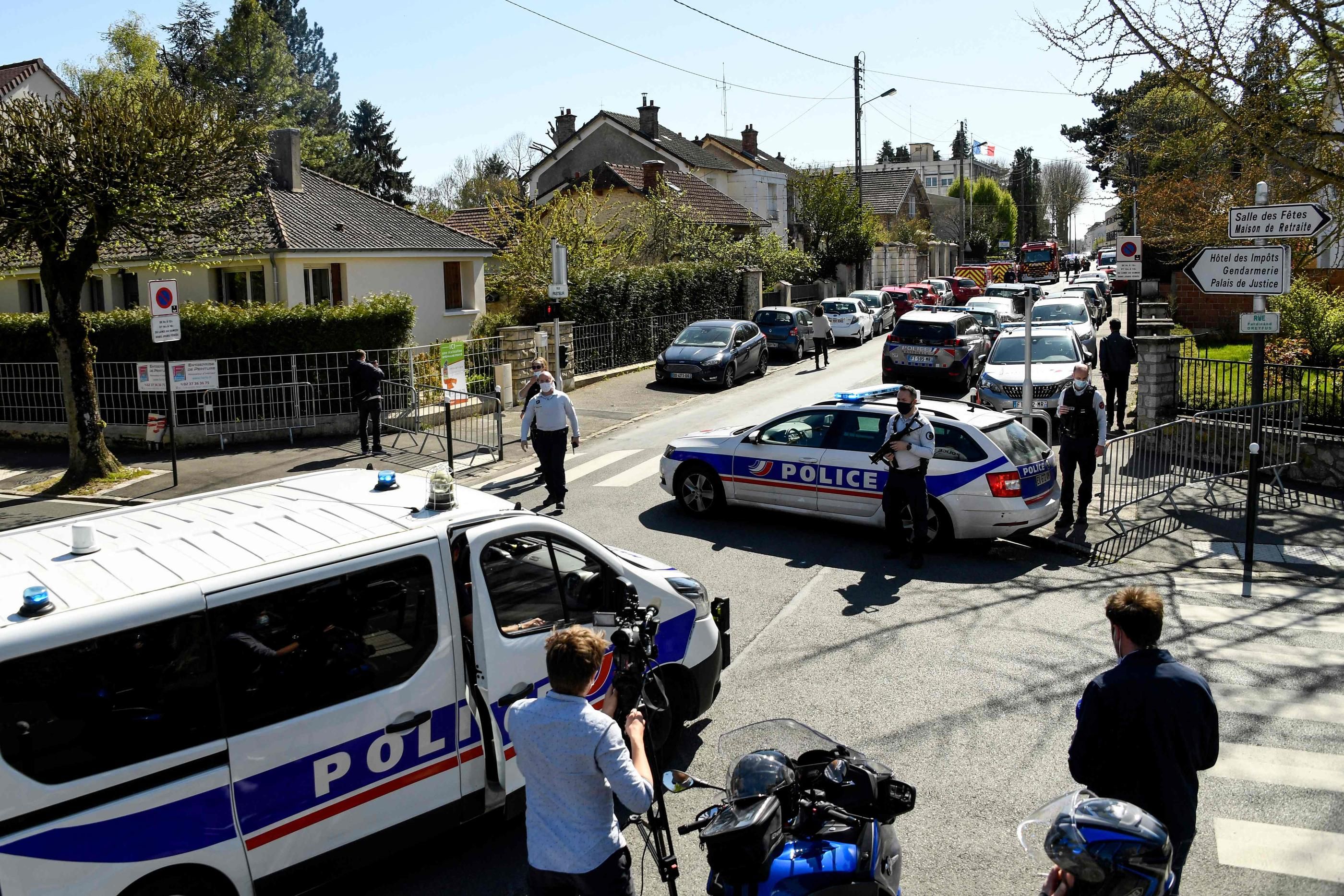 Во Франции мужчина набросился с ножом на полицейских: есть погибший